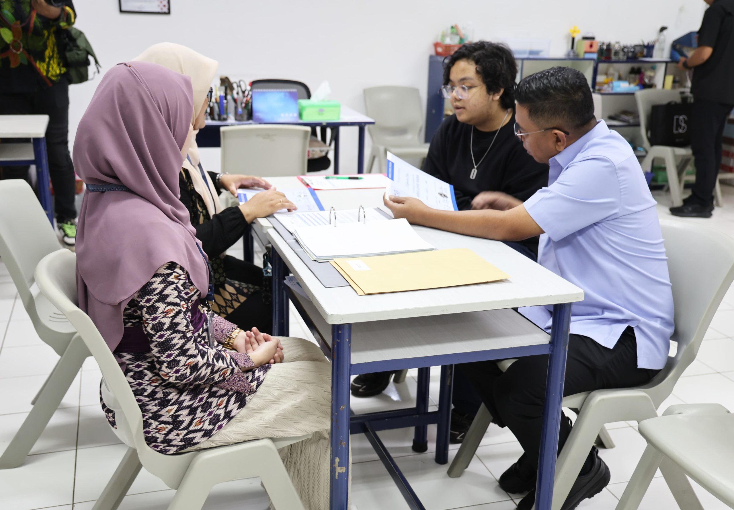 Gubernur Andra Soni Beri Contoh, Turun Langsung Ambil Rapor Anak dan Ajak Semua Ayah Ikut