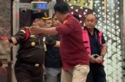Eks Kepala BGN Dadan Hindayana Digiring ke Mobil Tahanan di Kejagung