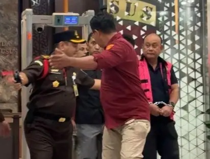 Eks Kepala BGN Dadan Hindayana Digiring ke Mobil Tahanan di Kejagung