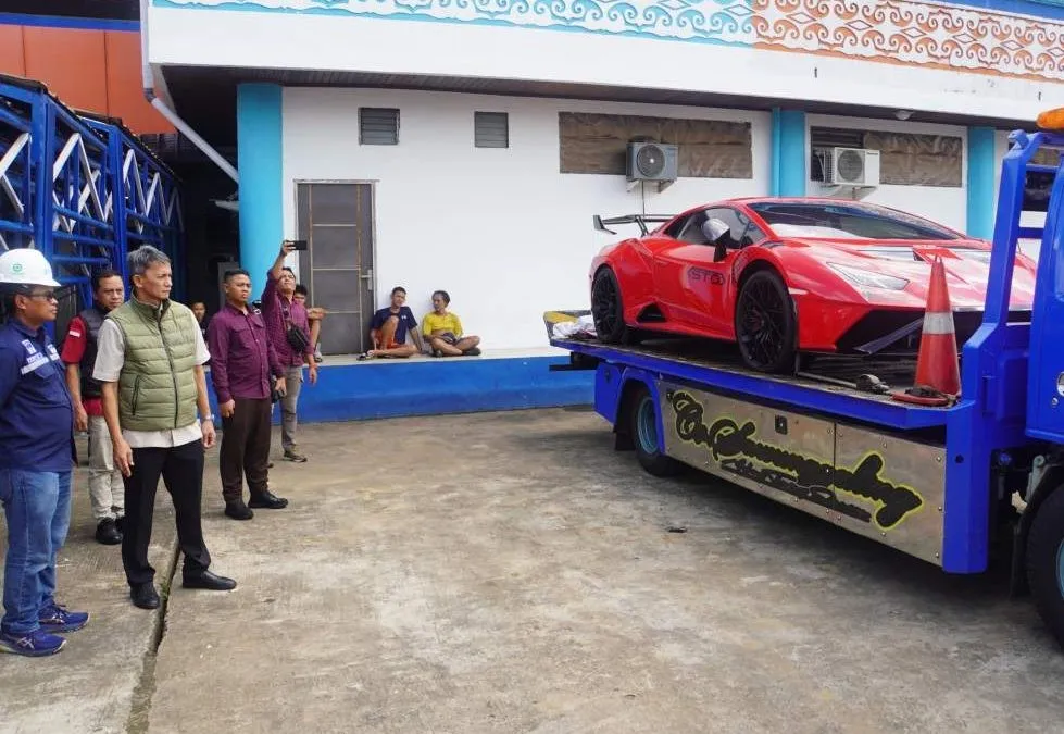 Kajati Kalbar Pantau Pengiriman Lamborghini Sitaan Kasus Korupsi Tambang Bauksit