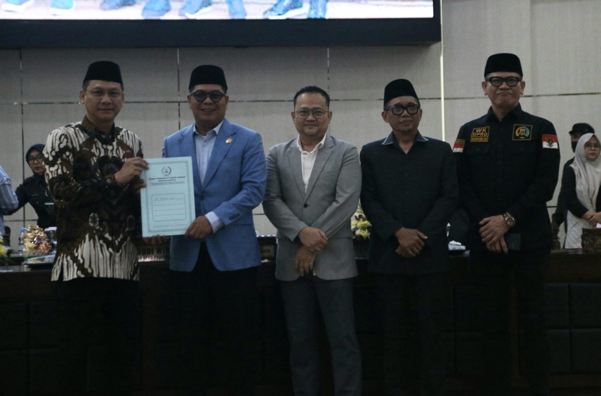 Sekda Deden Hadiri Paripurna Penyampaian Hasil Reses DPRD Banten