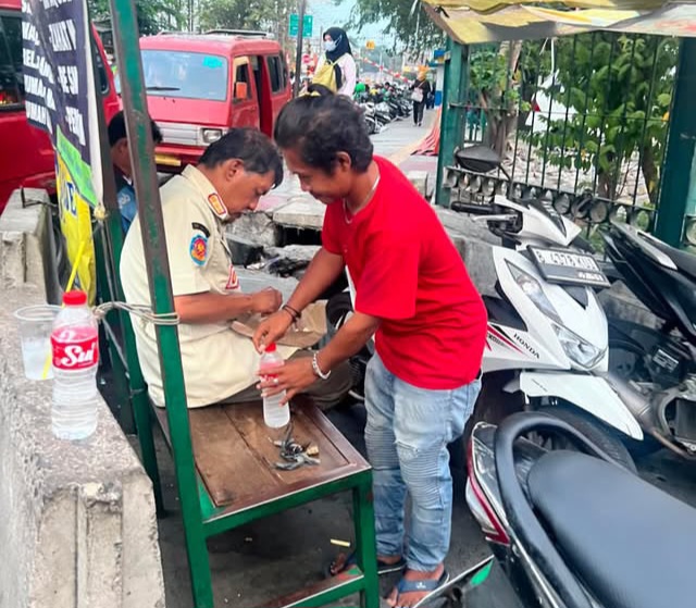 Satpol PP Kota Bekasi Tangani Anggota yang Sakit