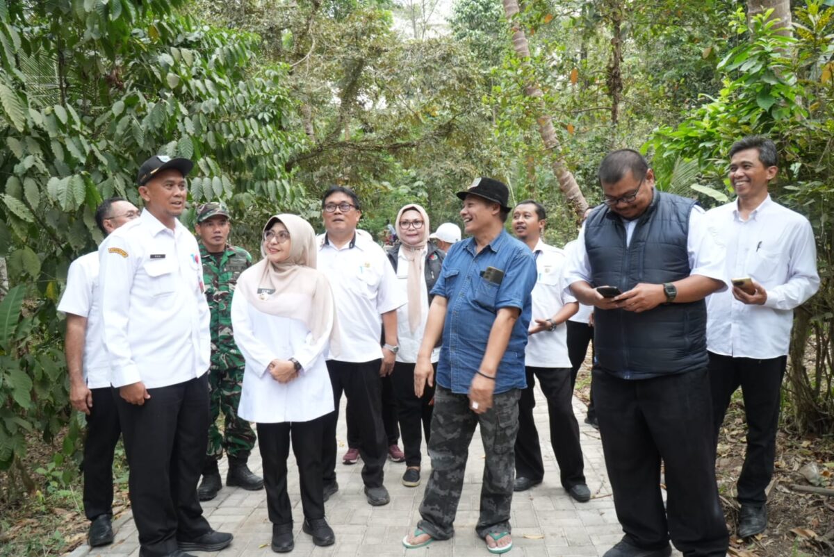 Bupati Dewi Tinjau Pembangunan Jalan Saninten-Banyumundu
