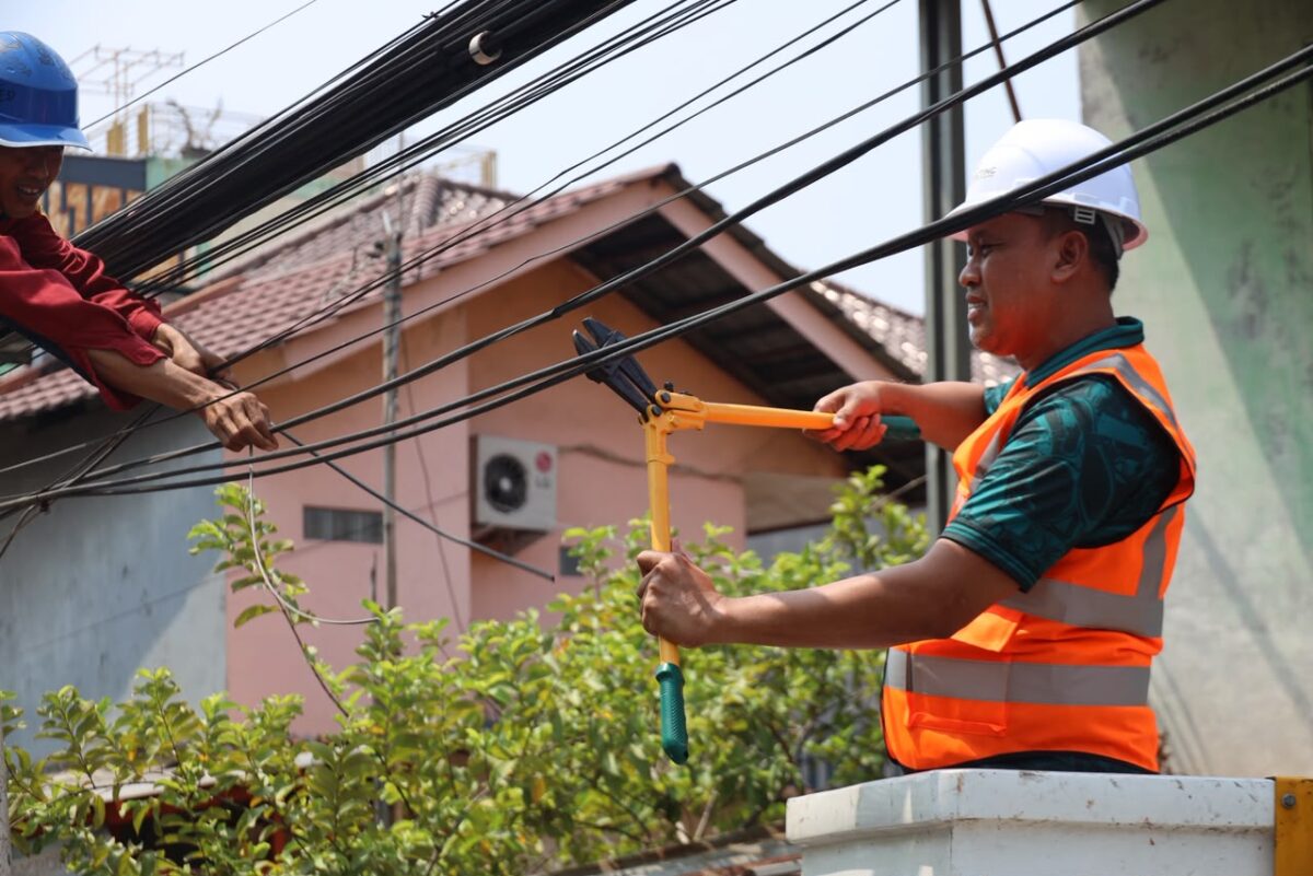 Tri Adhianto Tertibkan Kabel Semrawut Kilometer di Bekasi
